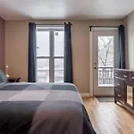 5-Star Prime Location - Bright Condo