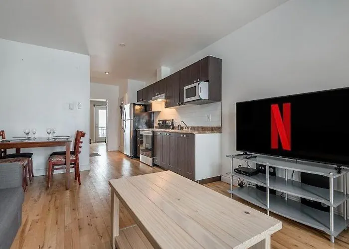 5-Star Prime Location - Bright Condo